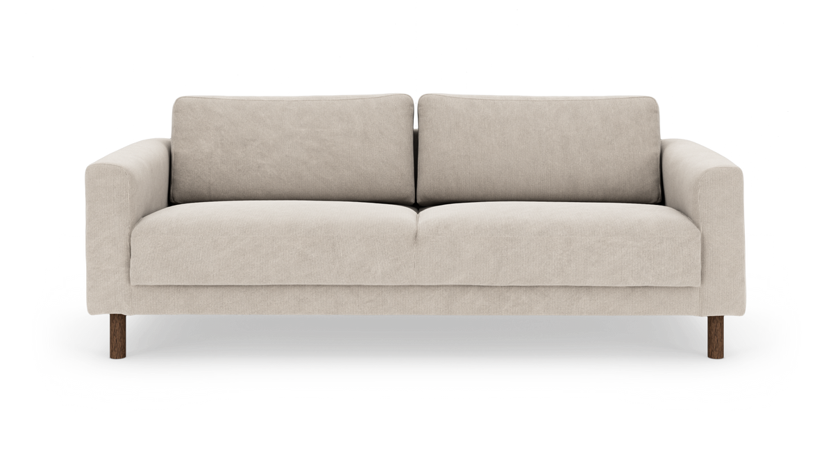 Beige soffa med träben och två ryggkuddar, frilagd på vit bakgrund.