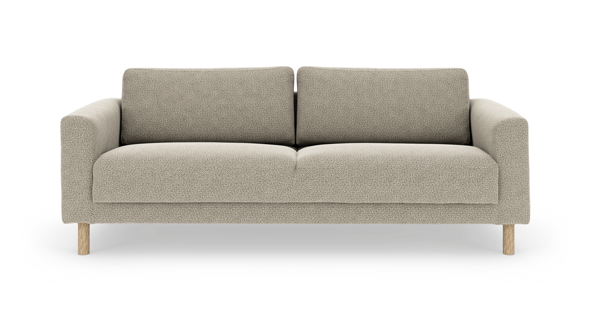 Beige tygsoffa med två sittkuddar, runda armstöd och träben, frontvy.