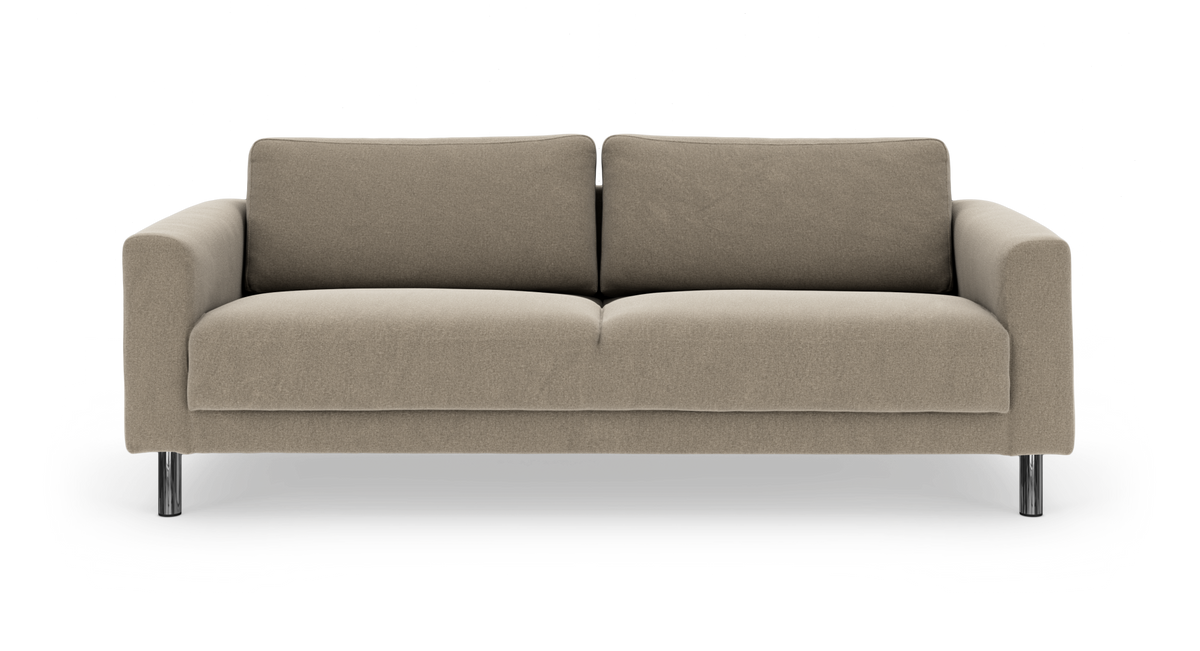 Beigefärgad 3‑sits soffa med rundade armstöd och kromade ben, fristående mot vit bakgrund.