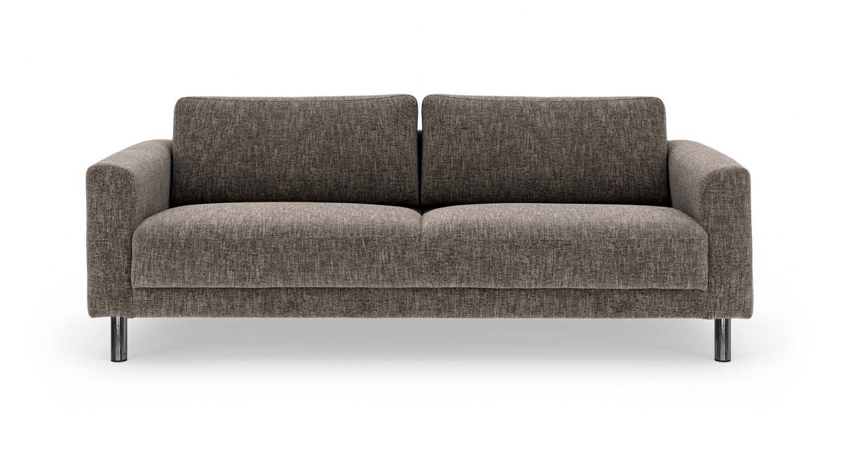 Brungrå tvåsits soffa med raka armstöd och kromben, frontvy.