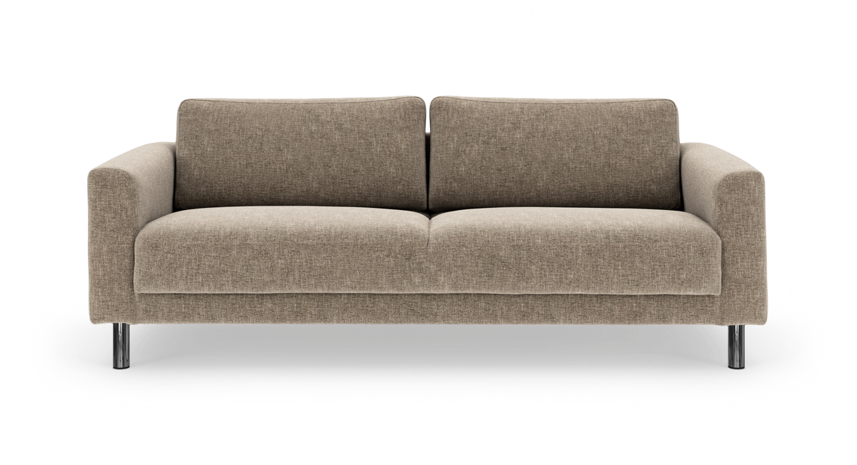 Beige soffa i tyg med två ryggkuddar, runda armstöd och metallben, frilagd mot vit bakgrund.
