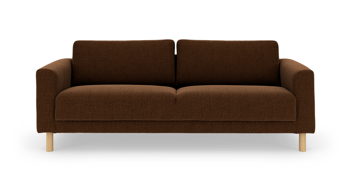 Brun 3-sits soffa i tyg med runda armstöd och ljusa träben, sedd rakt framifrån.