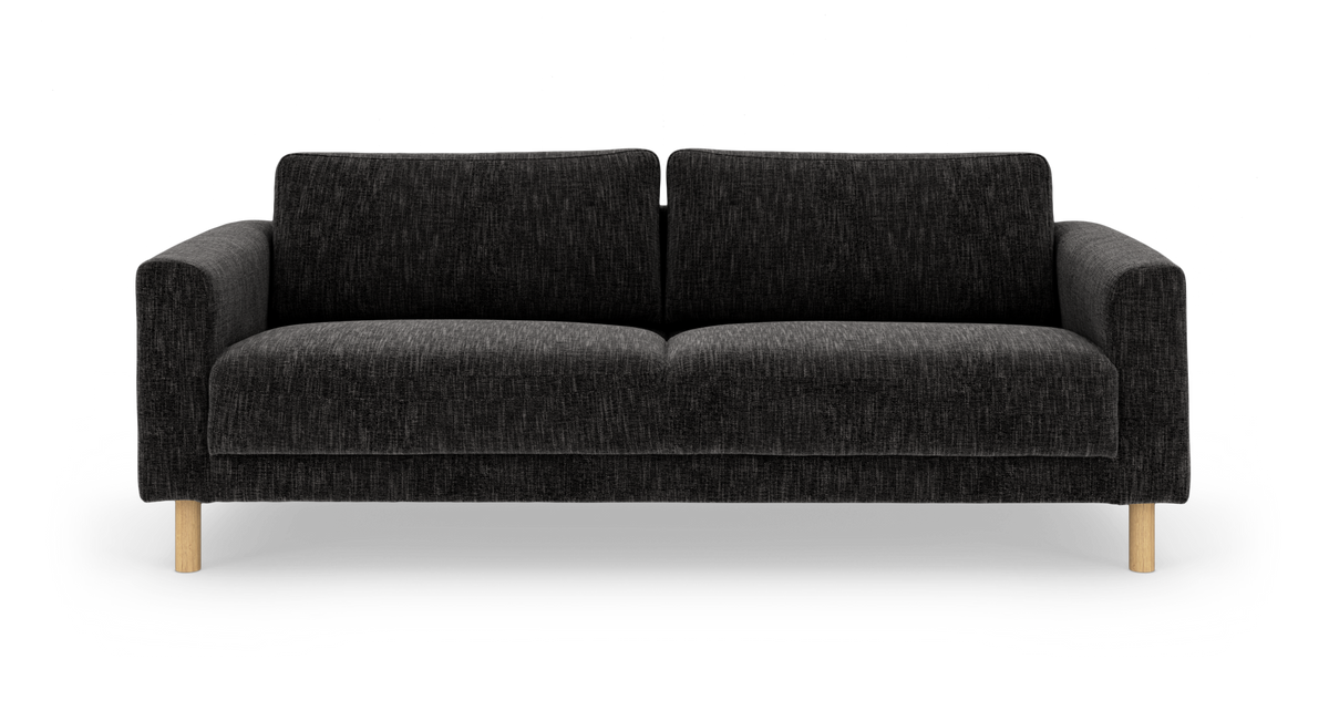 Mörkgrå 3-sits soffa med runda armstöd och ljusa träben, frilagd mot vit bakgrund.