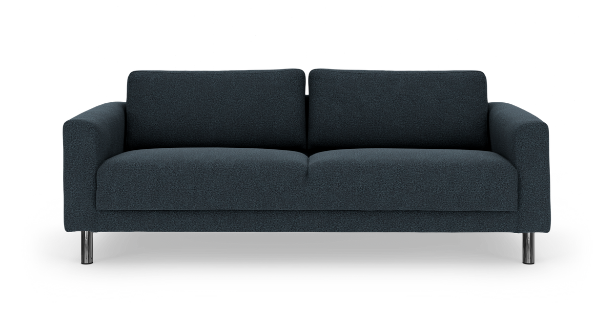 Mörkblå, modern soffa med två ryggkuddar och runda metallben, fotograferad framifrån mot vit bakgrund.