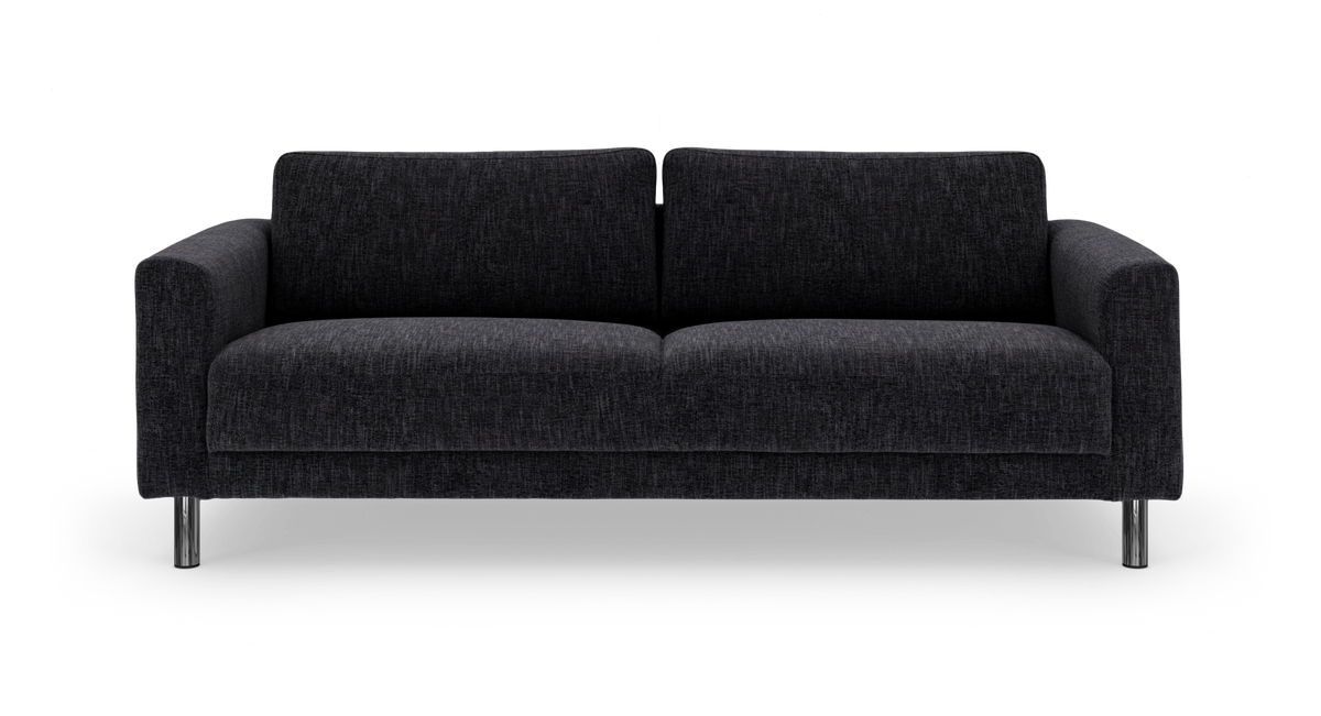 Mörkgrå tresits soffa i tyg med kromade ben, frilagd mot vit bakgrund.