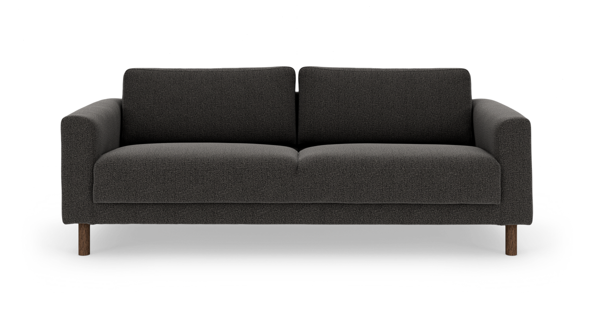 Mörkgrå 3-sits soffa i tyg med runda armstöd och träben, frilagd på vit bakgrund.
