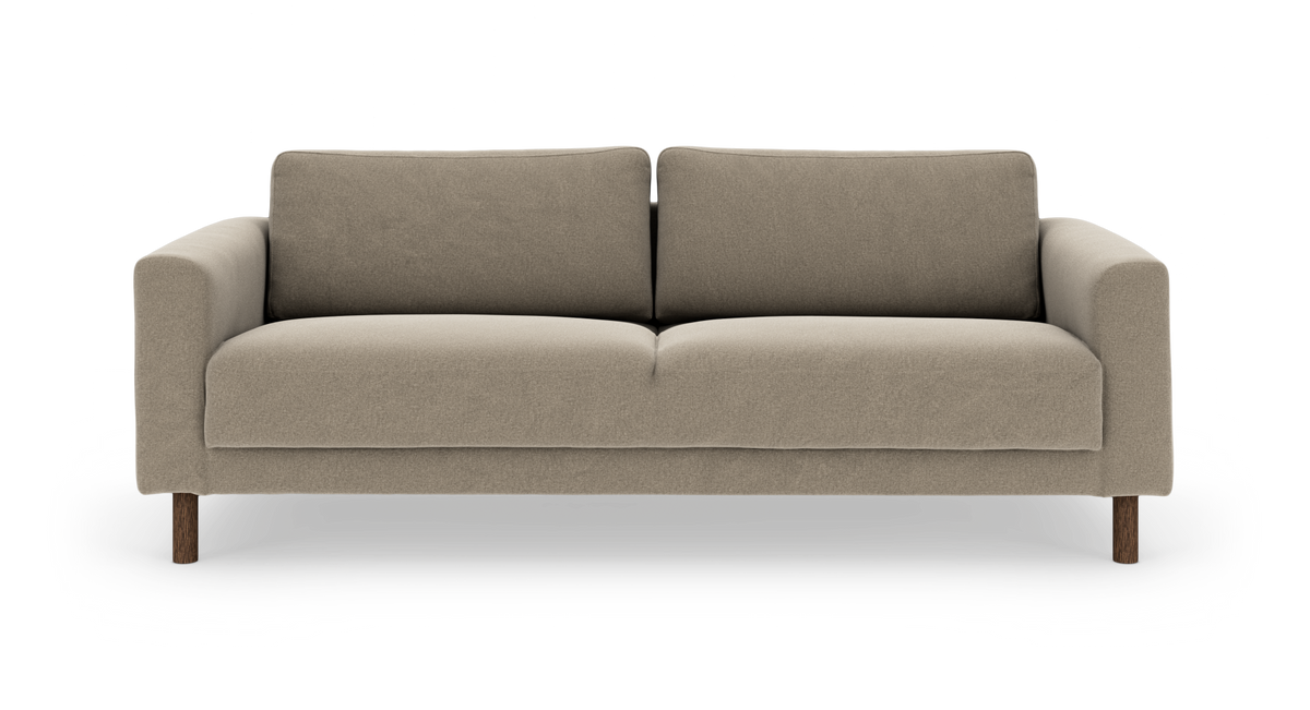 Beige 2‑sits tygsoffa med rundade armstöd och träben, frilagd sedd rakt framifrån.