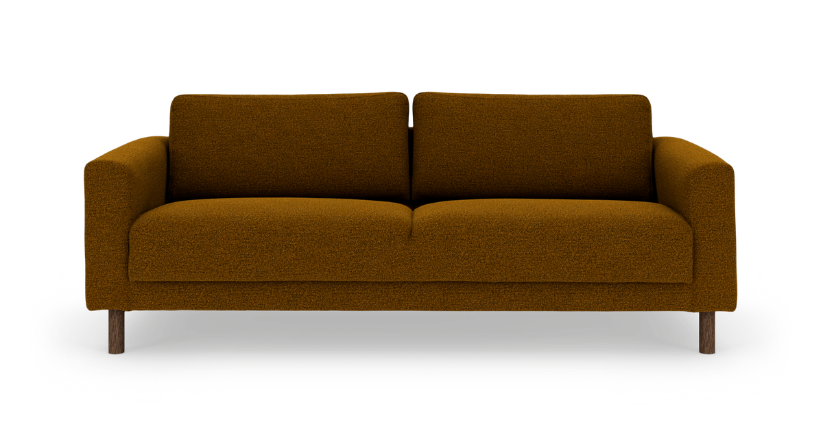 Brun/mustardfärgad 3‑sits soffa i bouclé med rundade armstöd och träben, frilagd mot vit bakgrund.