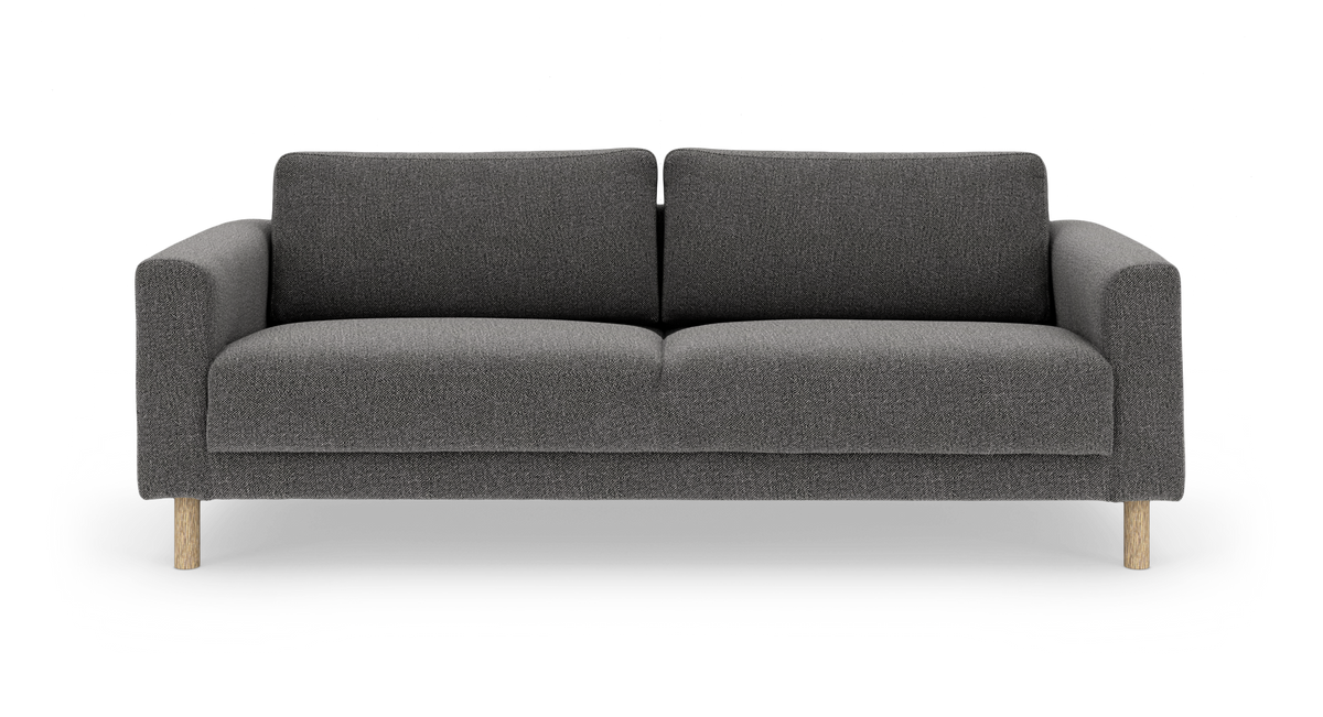 Mörkgrå 3-sits soffa med rundade armstöd och ljusa träben, frilagd mot vit bakgrund.