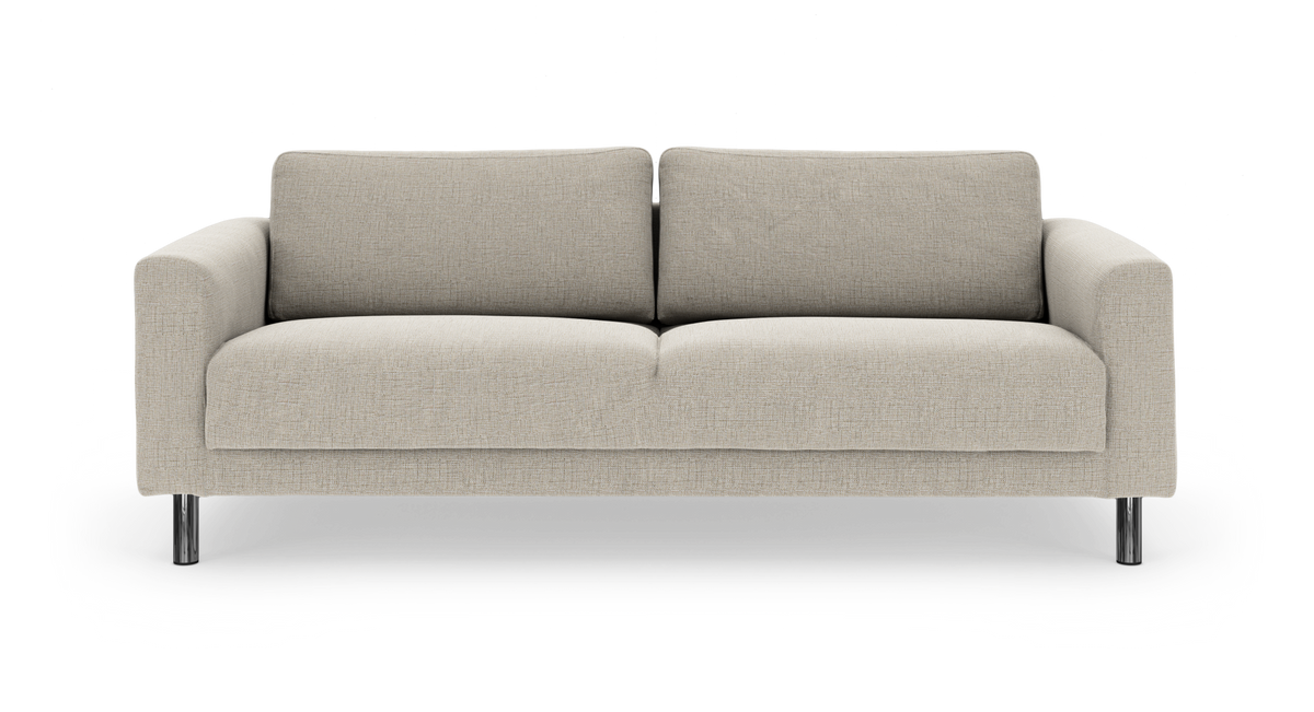 Beigefärgad 2‑sits soffa med mjuka armstöd och kromade ben, frilagd mot vit bakgrund.