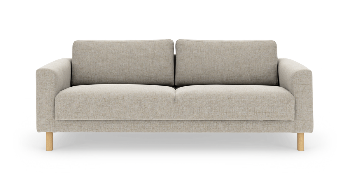 Ljusbeige tygsoffa med två sittkuddar och två ryggkuddar, runda armstöd och ljusa träben – frontvy, centrerad produktbild.