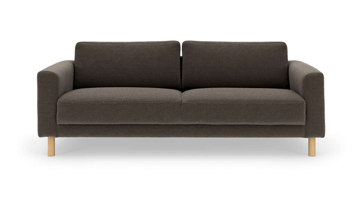 Brun 3-sits soffa i tyg med rundade armstöd och ljusa träben, fotad rakt framifrån på vit bakgrund.