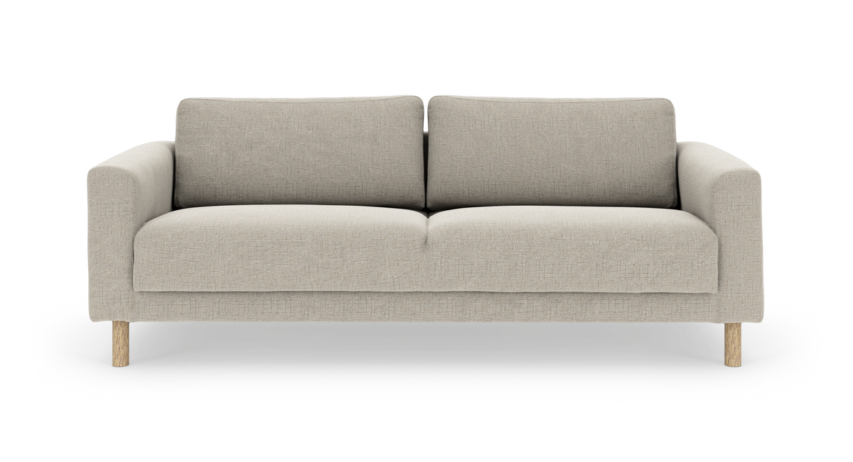 Beige tresitssoffa med mjuka, rundade armstöd och träben sedd framifrån.