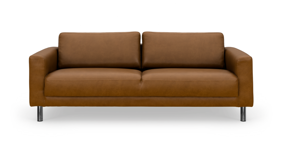 Brun lädersoffa med två ryggkuddar och kromade ben, frontal vy på vit bakgrund.