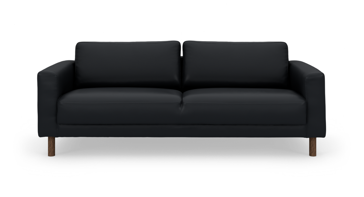 Svart 3-sits soffa med träben, frontvy, frilagd på vit bakgrund.