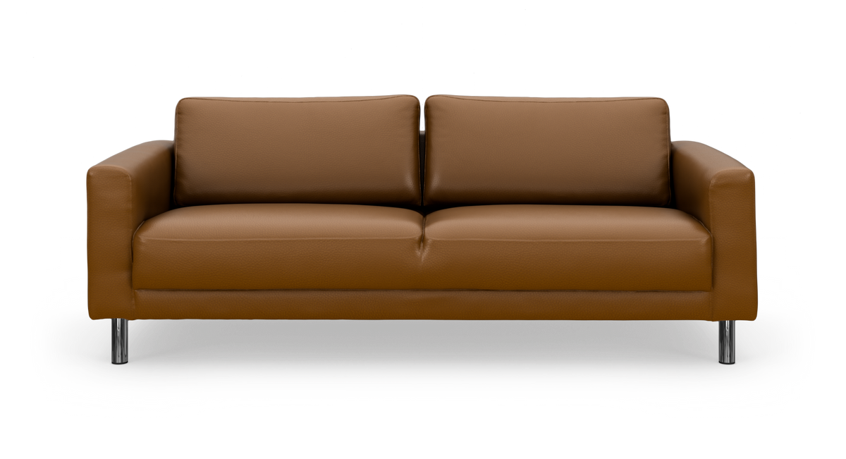 Brun tvåsitsig lädersoffa med metallben, fotograferad rakt framifrån mot vit studiebakgrund.