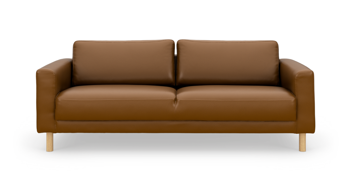 Brun tvåsitsig lädersoffa med träben, frilagd mot vit bakgrund.
