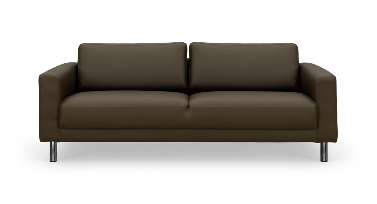 Brun 2-sits soffa med kromben, frontvy, frilagd på vit bakgrund.