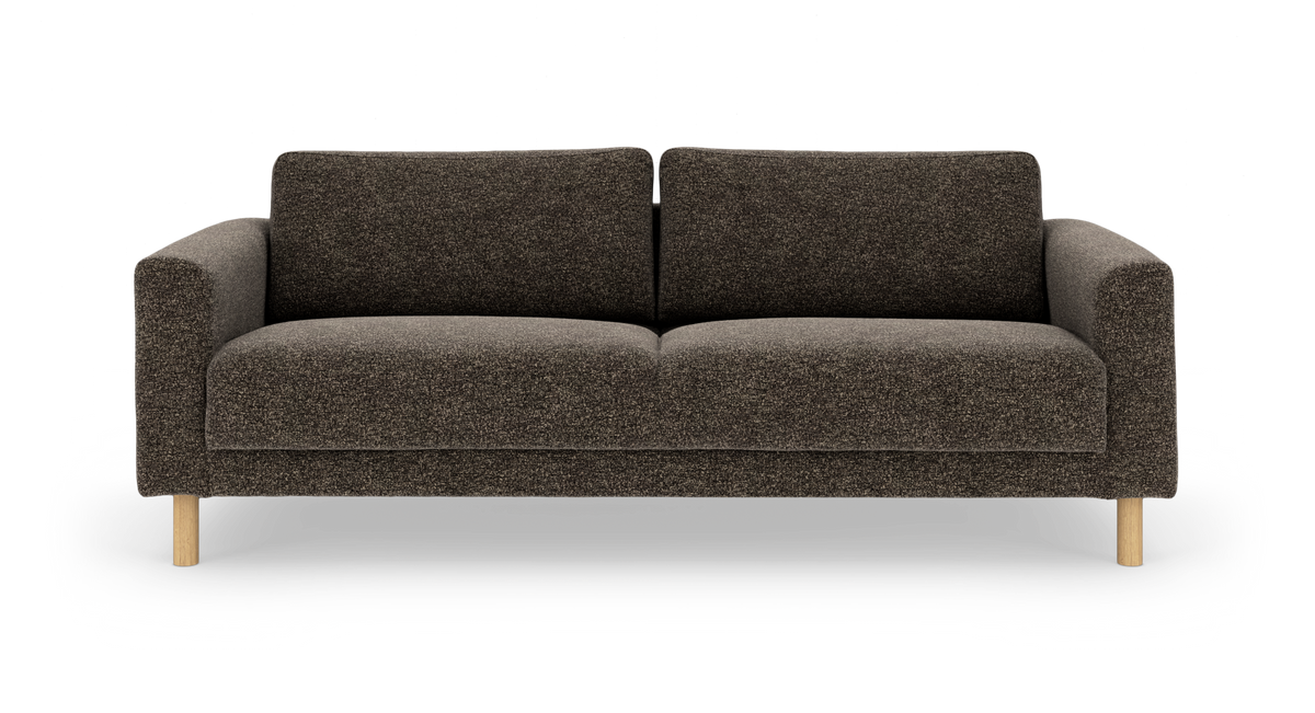 Mörkbrun 3-sits soffa med raka armstöd och ljusa träben, frilagd mot vit bakgrund.