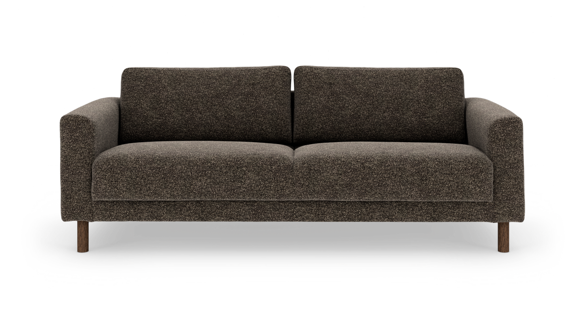 Mörkbrun 3-sits soffa i textil med runda armstöd och träben, frilagd mot vit bakgrund.