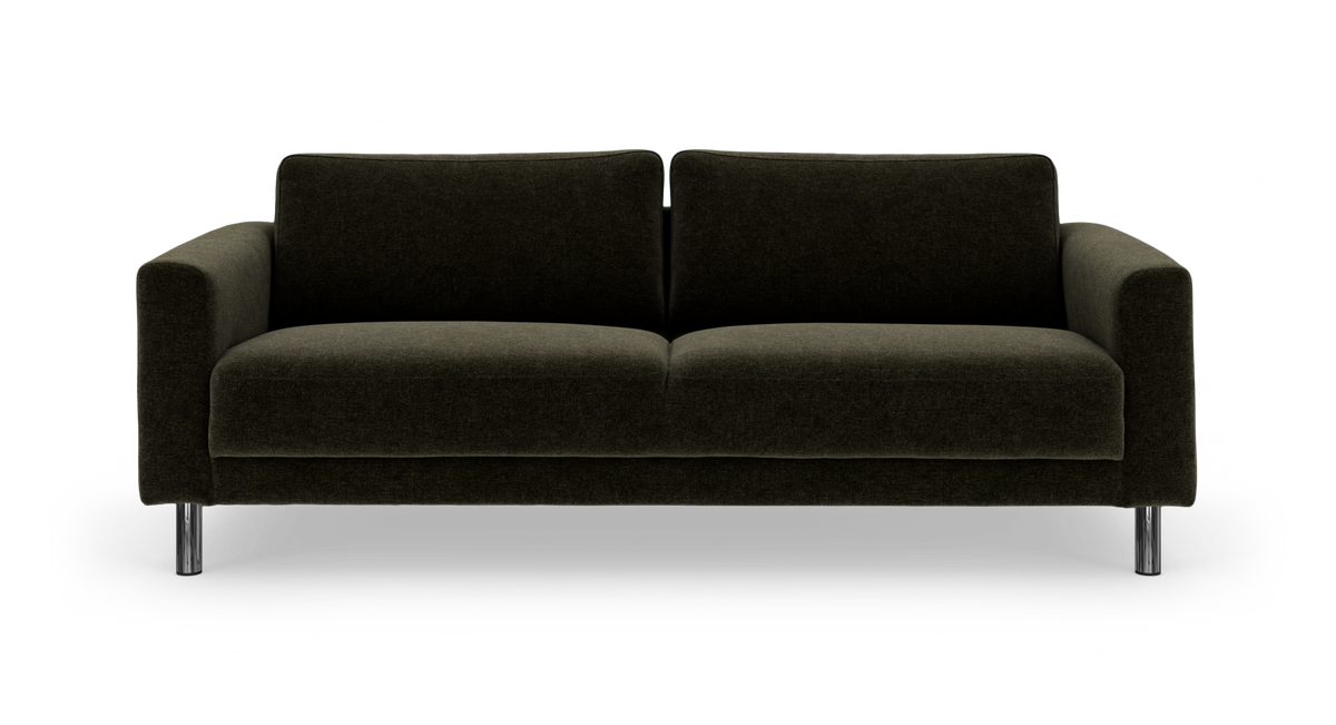 Mörkgrön, modern 3-sits soffa i tyg med kromade runda ben, frilagd mot vit bakgrund.