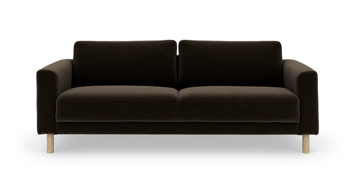 Mörkbrun 3-sits soffa med runda armstöd och ljusa träben, frilagd i frontvy.