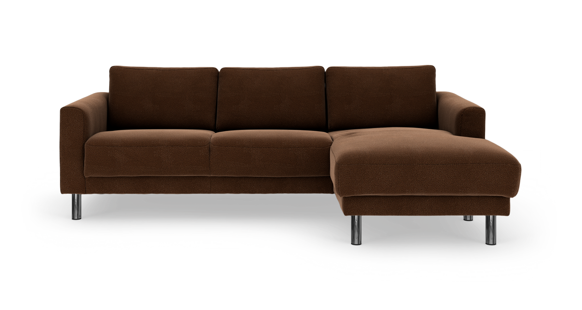 Brun 3-sits soffa med schäslong höger och kromade ben, frilagd mot vit bakgrund.