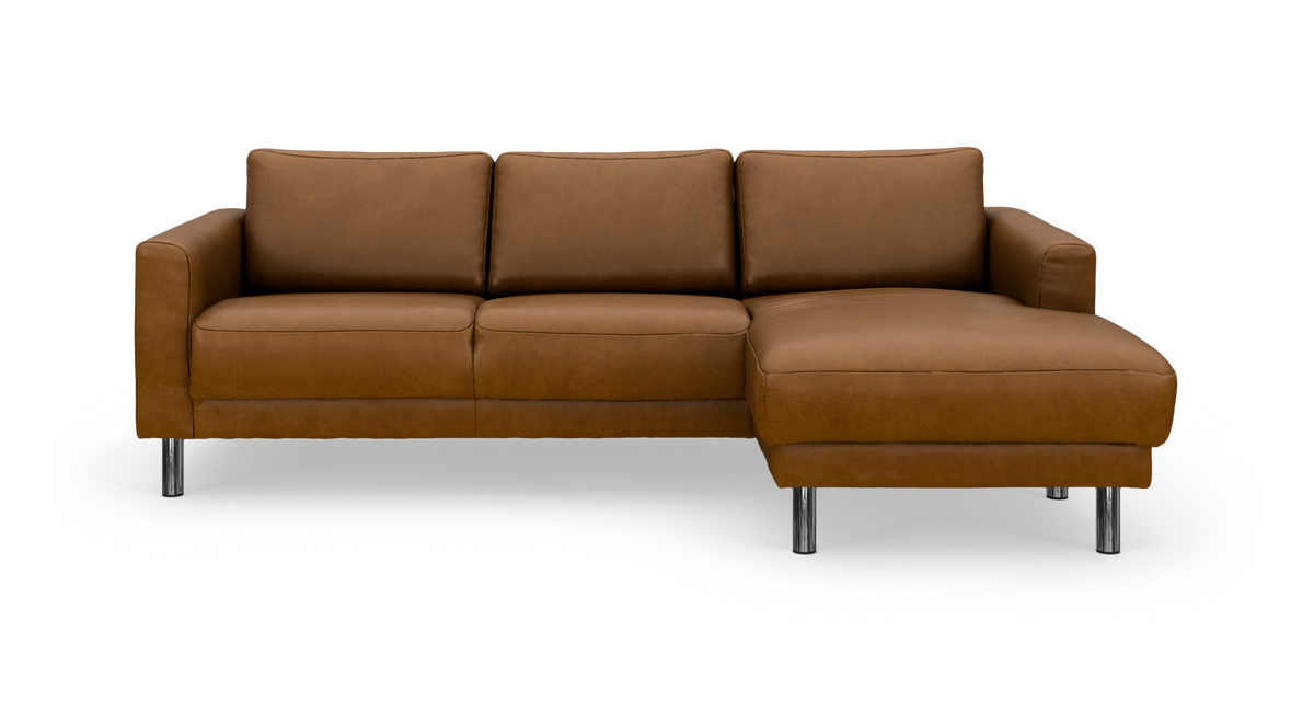 Brun lädersoffa med höger schäslong, tre sitsar och kromben – frilagd produktbild.