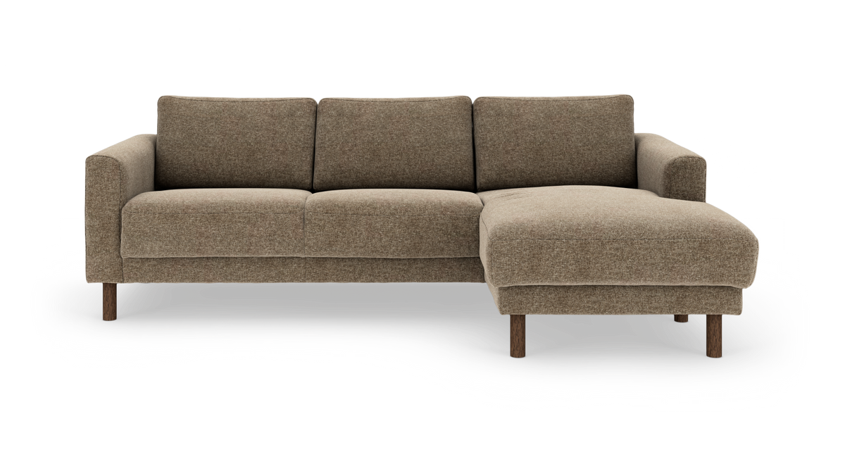 Brun 3-sits soffa med höger schäslong och träben, frontvy i studiobelysning.