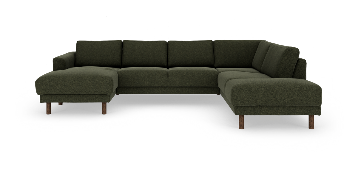 Mörkgrön modulsoffa i U‑form med schäslonger på båda sidor och träben, frilagd på vit bakgrund.