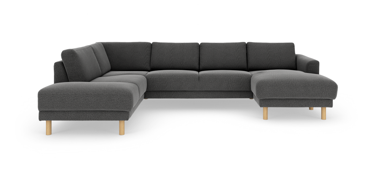 Mörkgrå modulsoffa i U‑form med två schäslonger och ljusa träben, frilagd mot vit bakgrund.