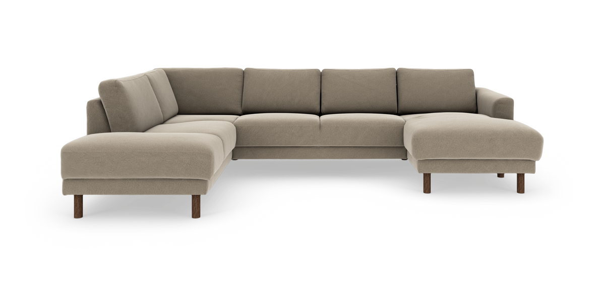 Beige modulsoffa i L-form med högersida schäslong och träben, modern och minimalistisk.