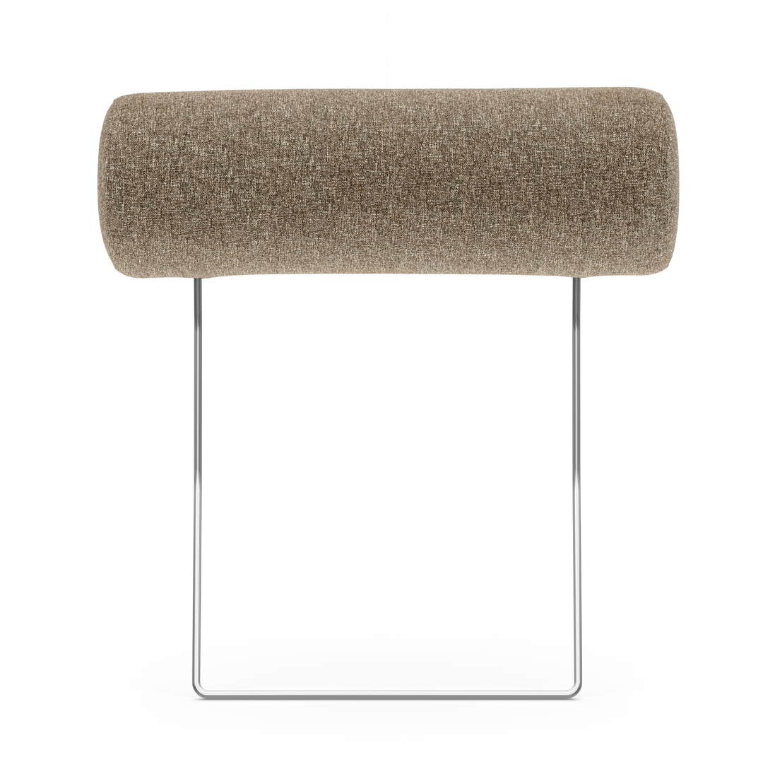 Cylindrisk polstrad pall/ottoman i beige tyg med kromad slädfot, fotad rakt framifrån på vit bakgrund.