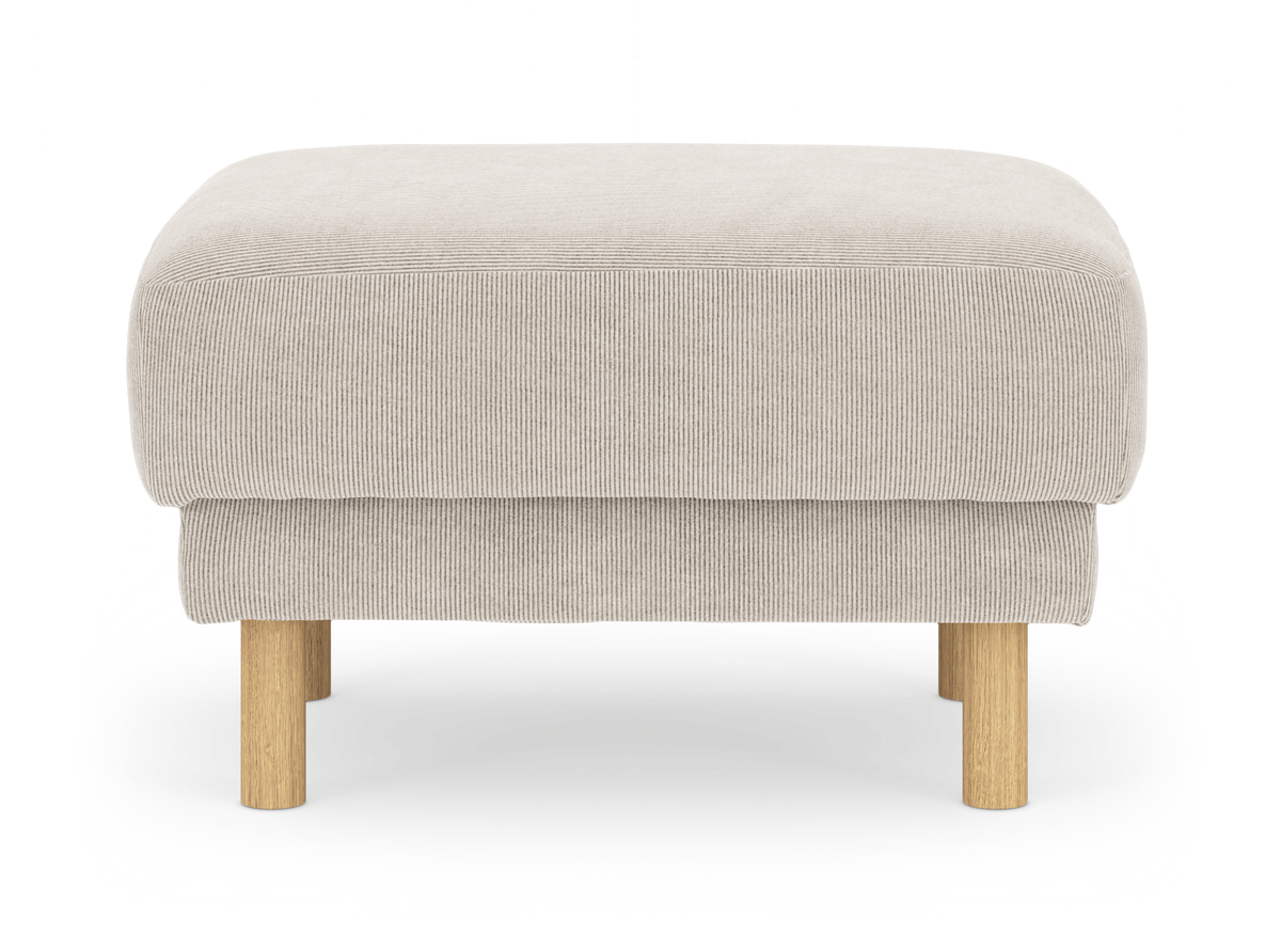 Beige fotpall i bredspårig manchester med runda ben i trä, sedd framifrån.