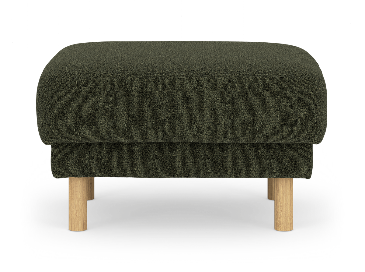 Mörkgrön fotpall i tyg med runda ekben, fotad rakt fram i studiobelysning.