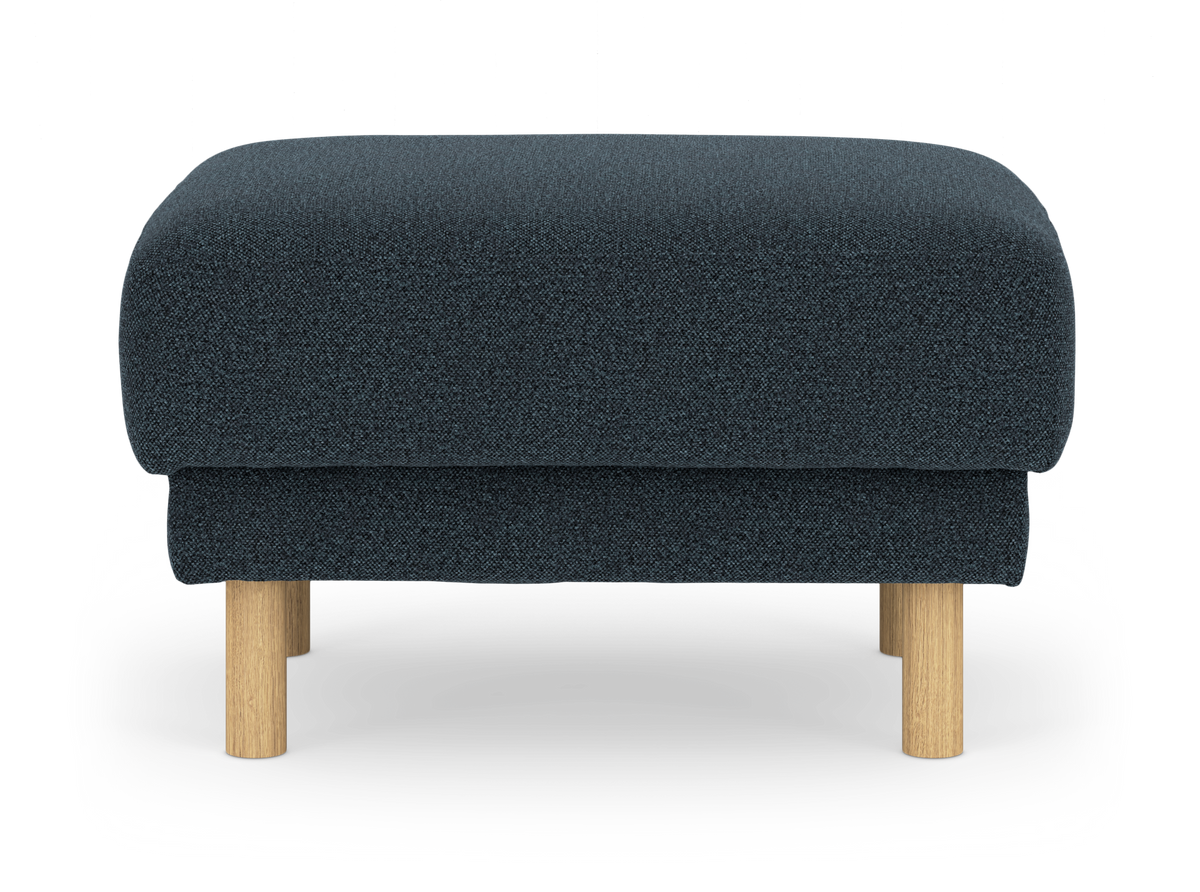 Mörkblå fotpall i textil med ljusa träben, frilagd sedd framifrån.
