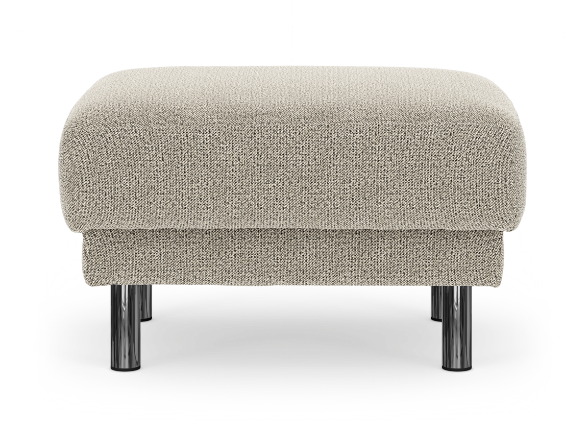 Beige tygklädd ottoman med runda kromade ben, frilagd mot vit bakgrund.