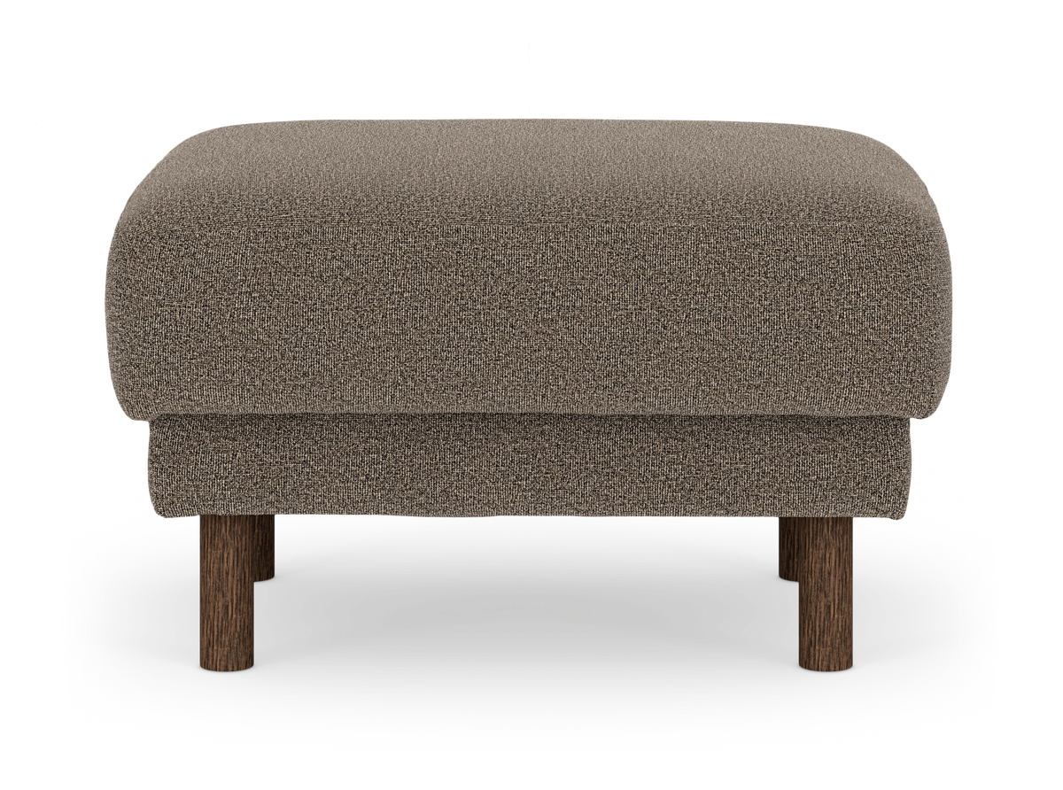 Brun‑beige fotpall i bouclétyg med runda träben, frilagd mot vit bakgrund i frontvy.