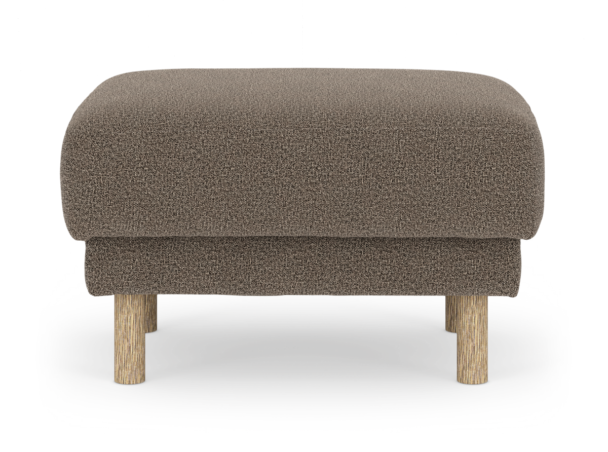 Brun-beige texturerad fotpall/puff med runda träben, sedd framifrån mot vit bakgrund.