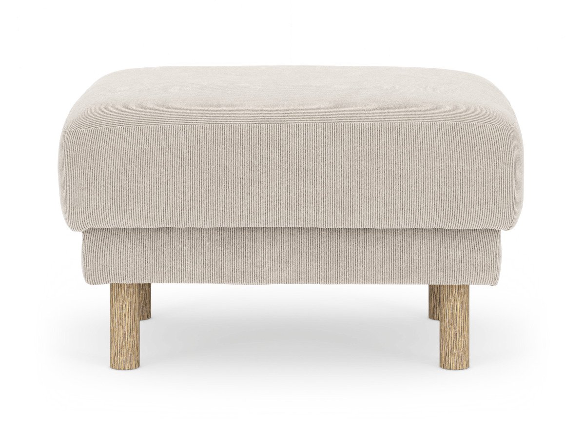 Beige fotpall i manchestertyg med runda träben, sedd framifrån.