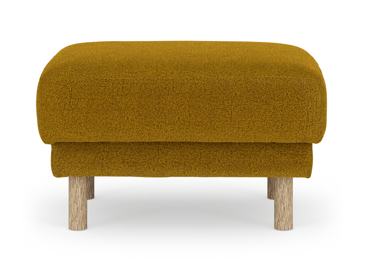 Senapsgul fotpall/ottoman i textil med runda träben, frilagd på vit bakgrund.