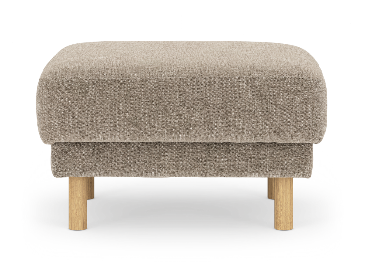Beige stoppad fotpall i tyg med runda träben, frilagd mot vit bakgrund.