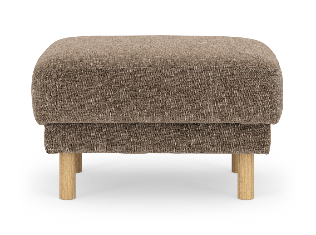 Brun textil-ottoman med runda ben i ljust trä, frilagd produktbild sedd rakt framifrån.