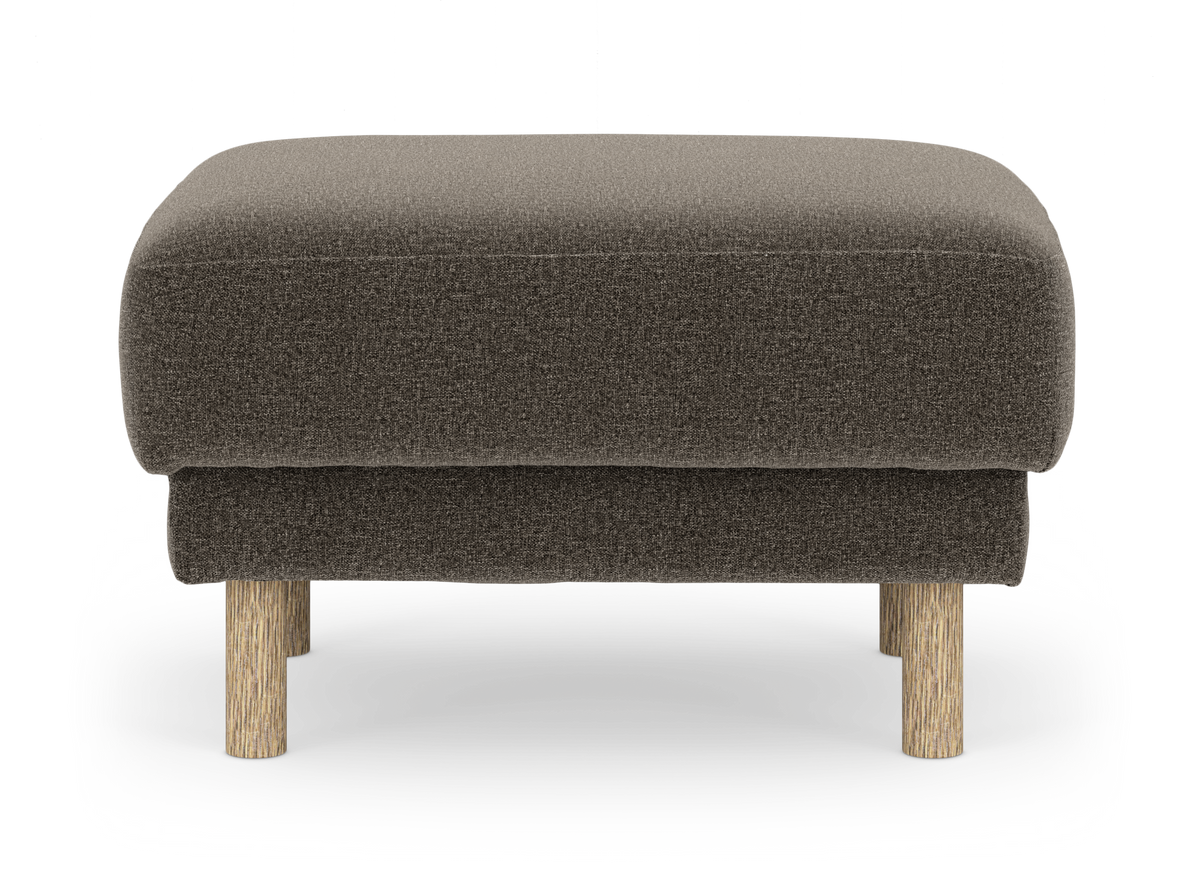 Mörkbrun puf/ottoman i tyg med runda ben i ljust trä, frontvy.