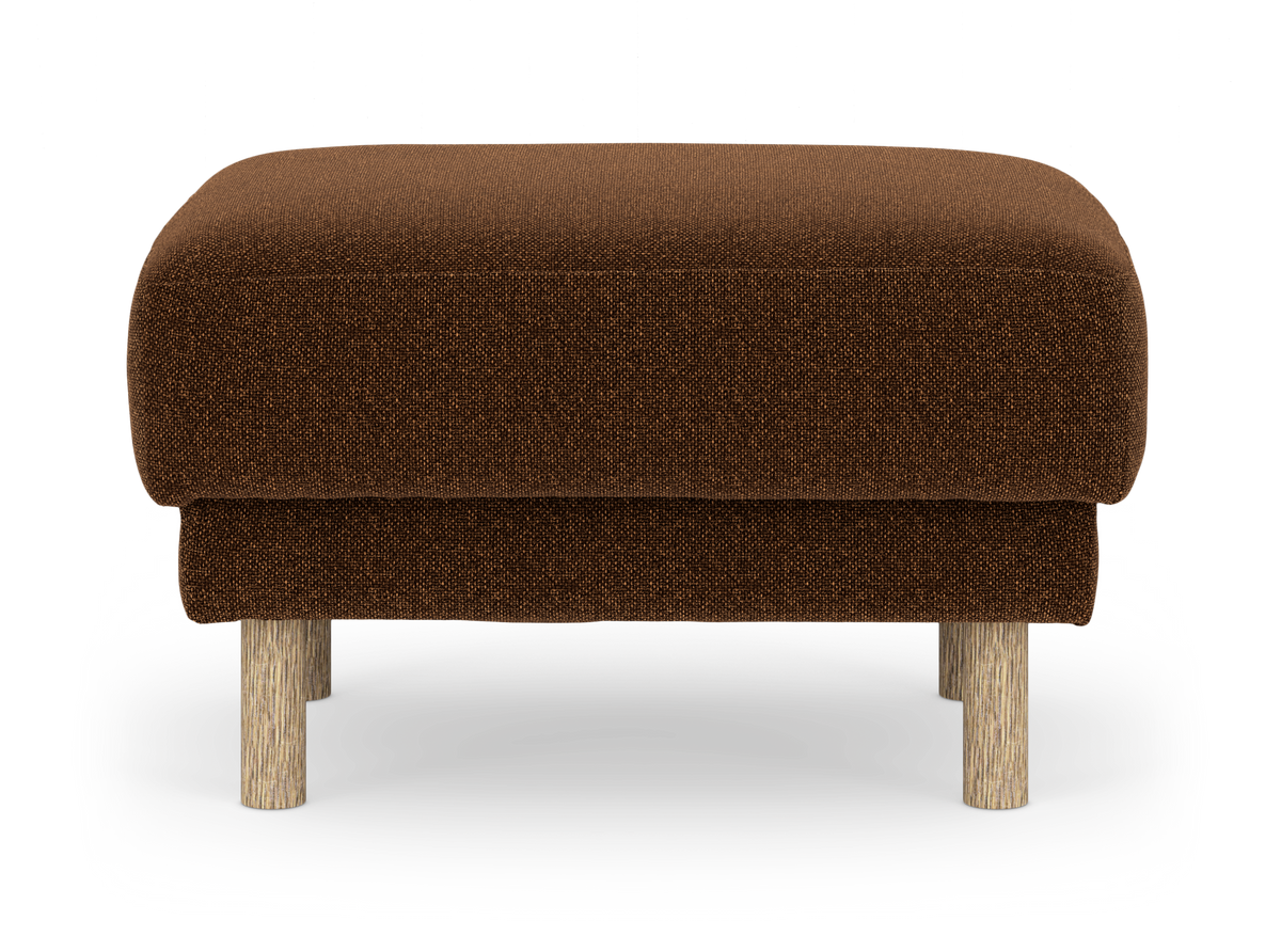 Brun tygklädd ottoman/sittpall med runda träben, frilagd frontvy på vit bakgrund.