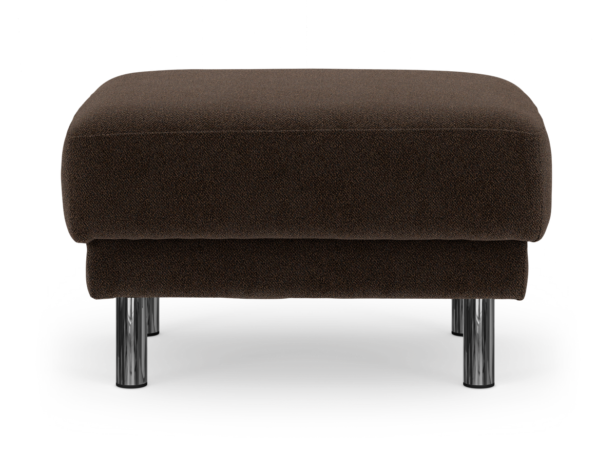 Brun polstrad ottoman med kromade runda ben, frilagd mot vit bakgrund.