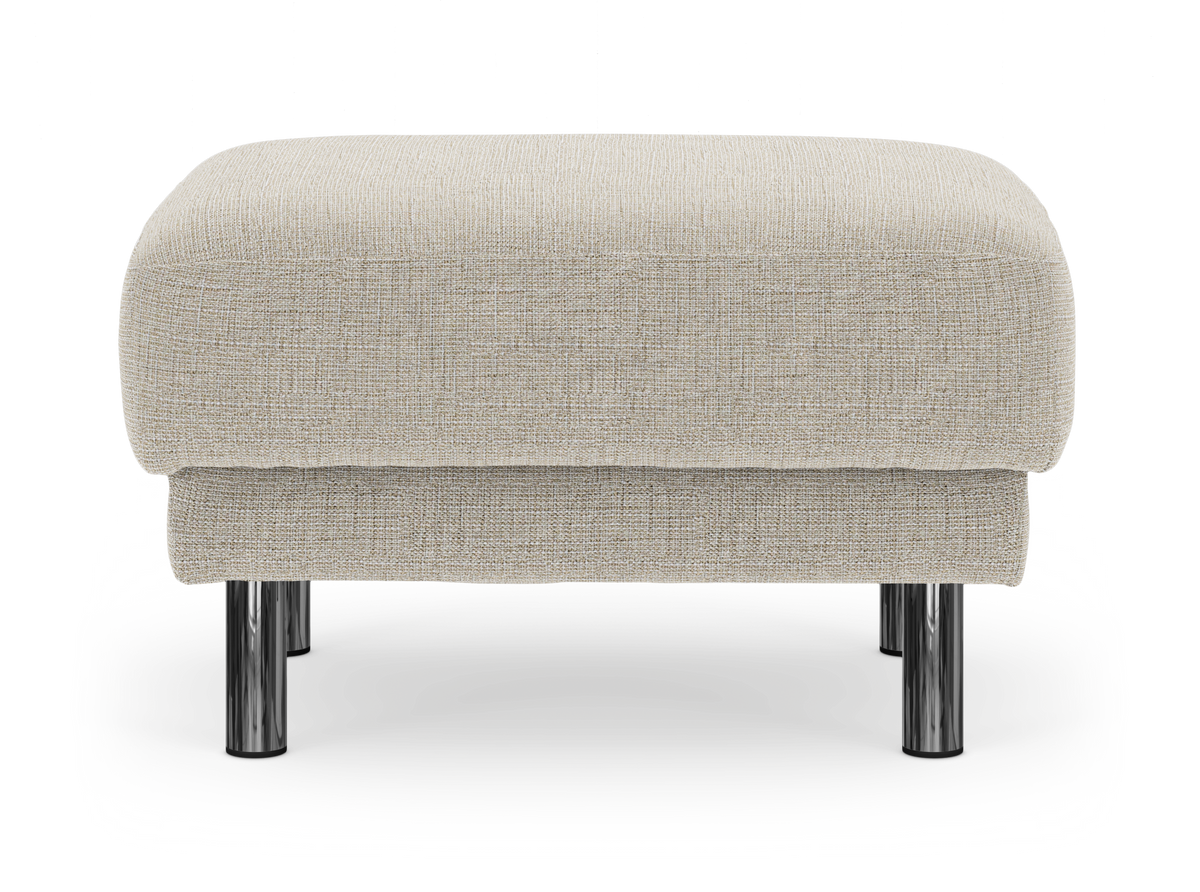 Beige fotpall i textil med rundade former och kromade runda ben, sedd rakt framifrån.