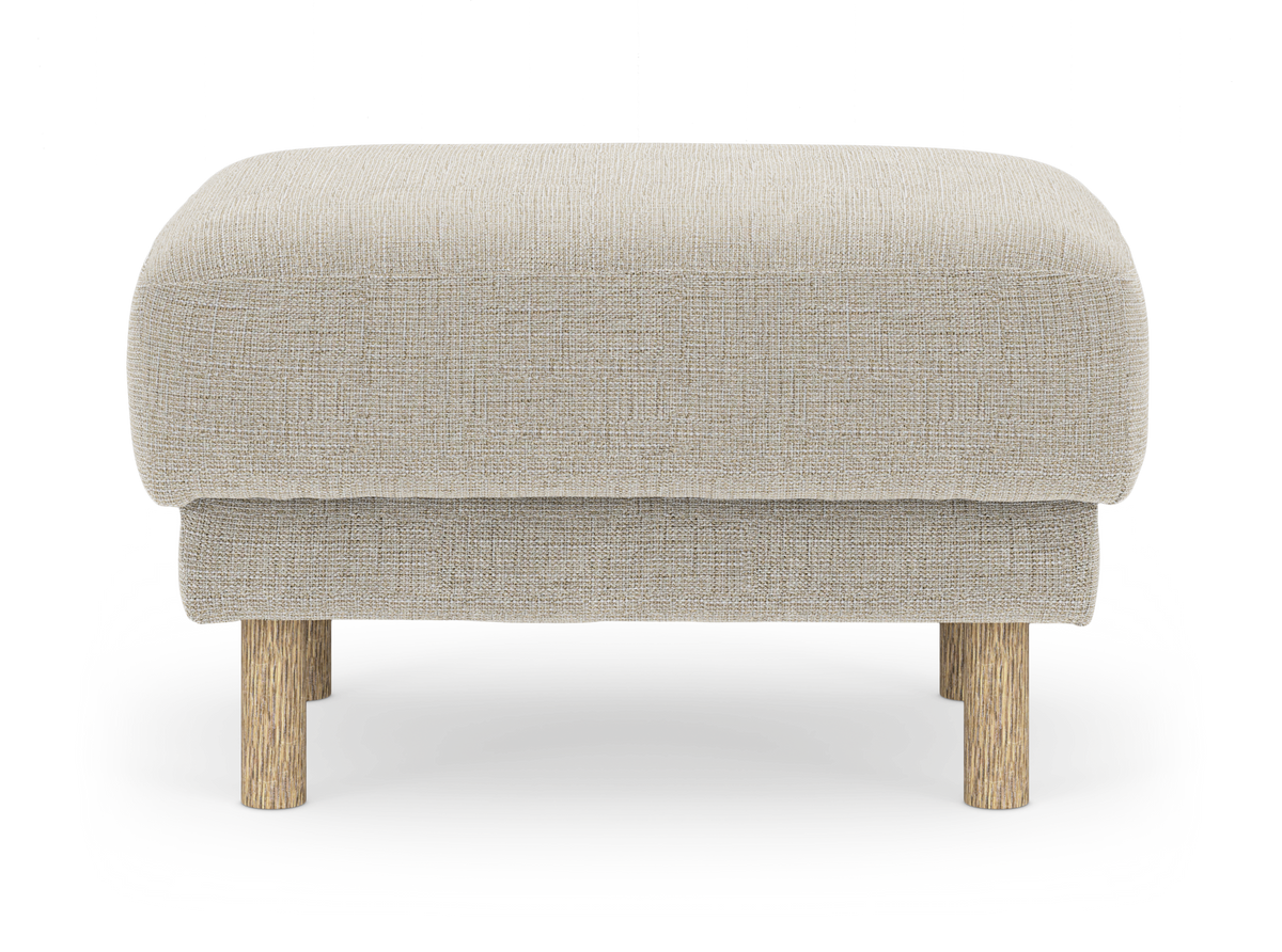 Beige fotpall i tyg med runda ben i ljust trä, frilagd mot vit bakgrund.