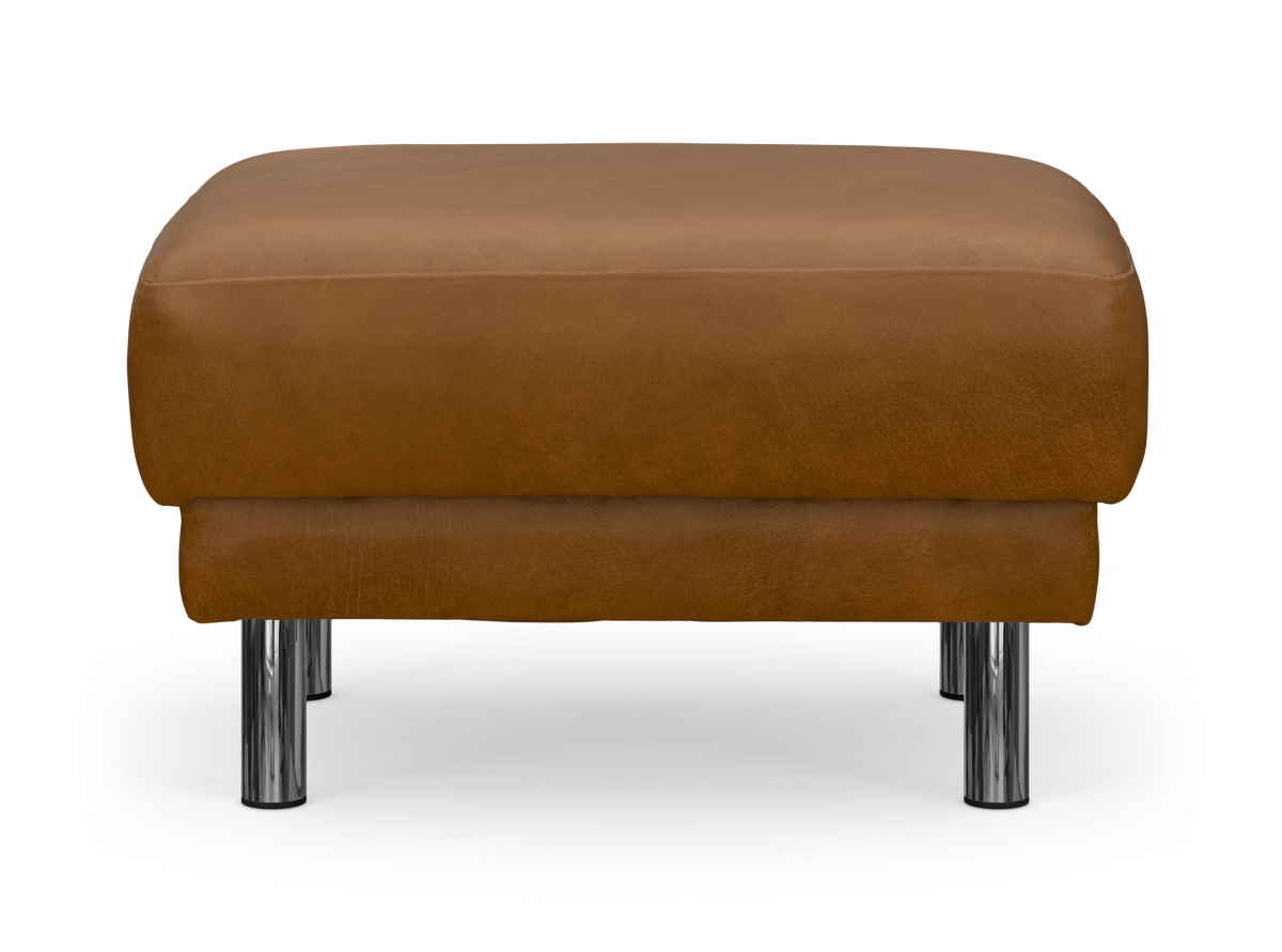 Brun läderpall/ottoman med runda kromben, frilagd mot vit bakgrund.