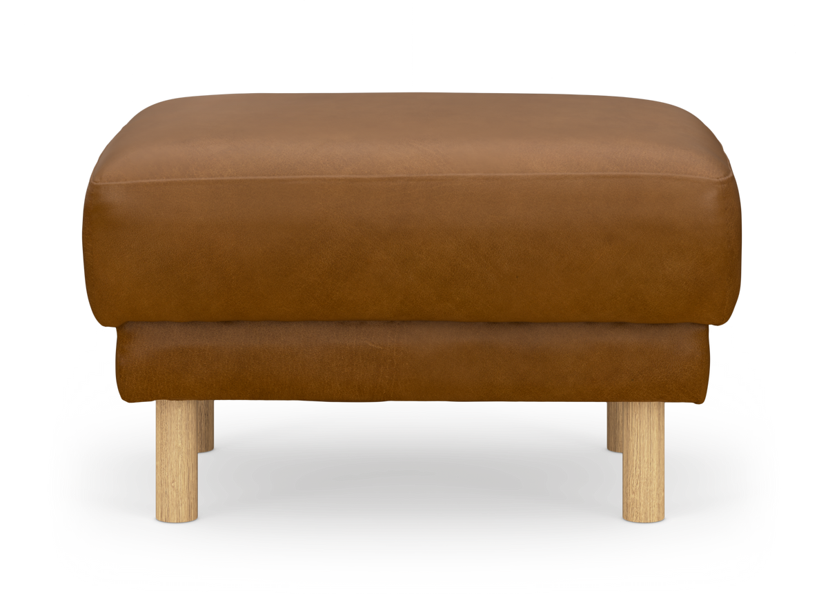 Brun läderinspirerad fotpall/ottoman med ljusa träben, frilagd mot vit bakgrund.